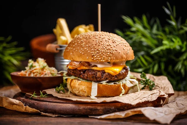 Repolho delicioso cheeseburger whit — Fotografia de Stock