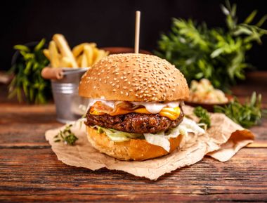Peynirli hamburger ızgara patty ile