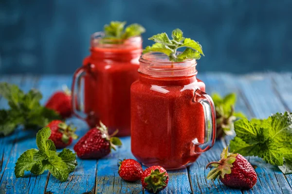 Smoothie de morango nos frascos de vidro — Fotografia de Stock