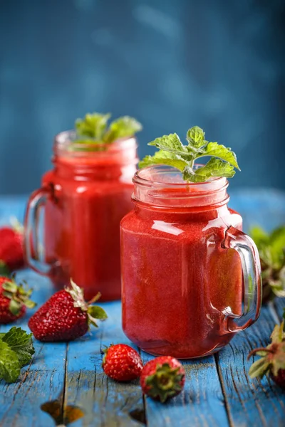 Jordgubbe smoothie i burkar — Stockfoto