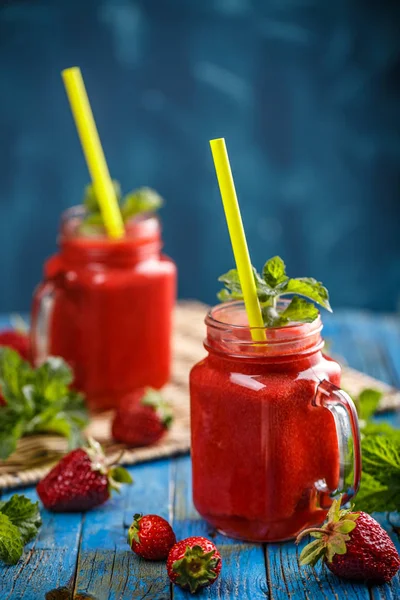 Färsk jordgubbe smoothie — Stockfoto