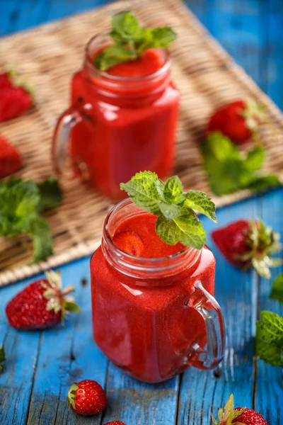 Jars of strawberry smoothie — Stock Photo, Image