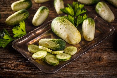 Taze dilimlenmiş salatalık yığını