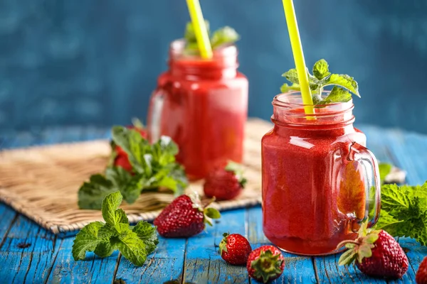 Kall jordgubbs smoothie — Stockfoto