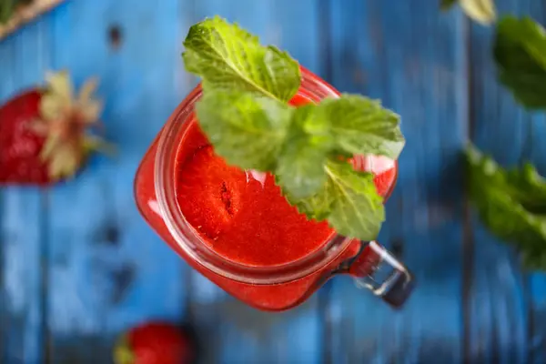 健康草莓冰沙在一个玻璃罐 — 图库照片