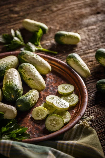 taze salatalık dilimleri