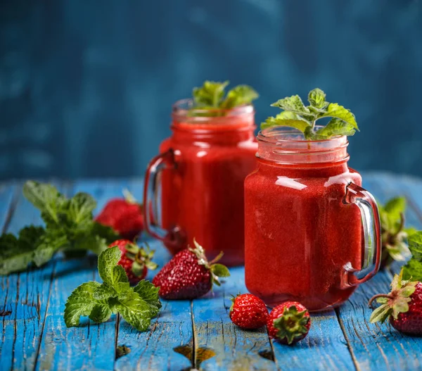 Jar of strawberry smoothie — Stock Photo, Image