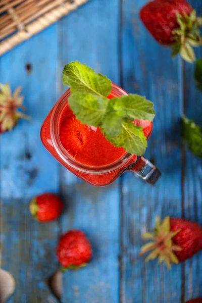 Vue du dessus du smoothie aux fraises — Photo