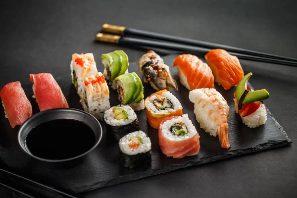 Set sushi nigiri és sushi tekercs — Stock Fotó