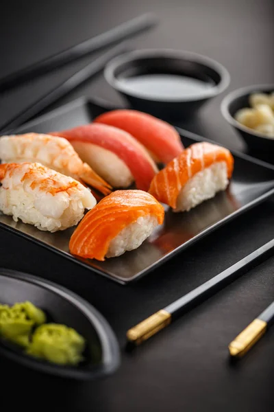 Talíř sushi hůlkami — Stock fotografie