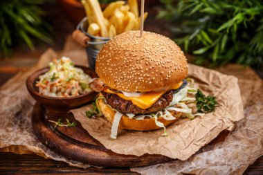 Peynirli hamburger ızgara et ile