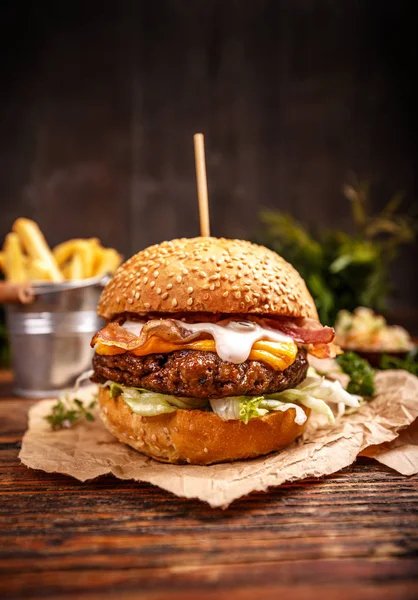 Hambúrguer delicioso com queijo — Fotografia de Stock