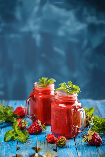 Gläser mit frischem Erdbeersmoothie — Stockfoto