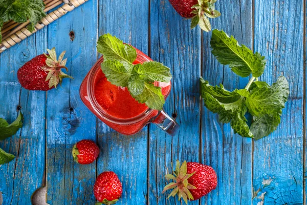 Strawberry smoothie in ja — Stockfoto