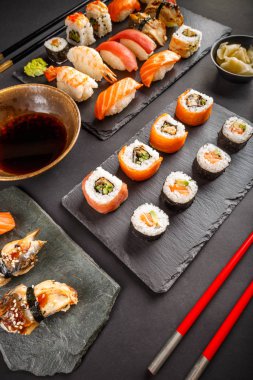 Japon lezzetli suşi seti.
