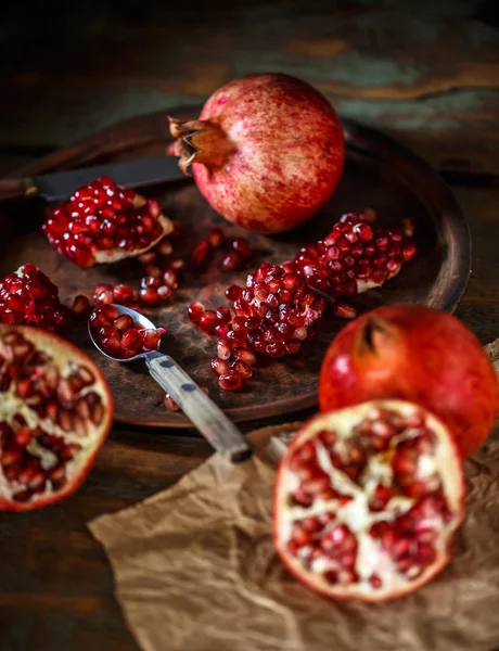 Röd saftiga granatäpple — Stockfoto