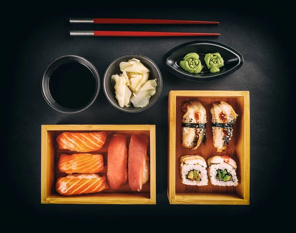 Sushi és sushi tekercs — Stock Fotó