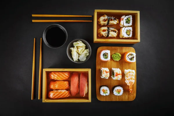 Sushi e panini di sushi Foto Stock