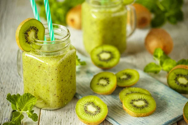 Kiwi smoothie with fresh fruits — Stock Photo, Image