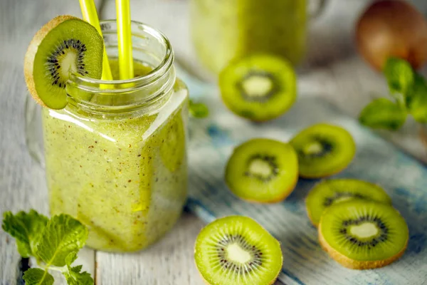 Healthy fresh kiwi smoothie — Stock Photo, Image