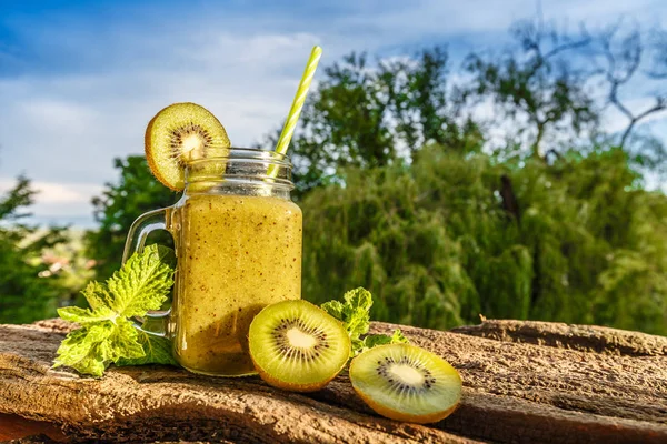 Healthy fresh kiwi smoothie — Stock Photo, Image