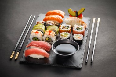 Sashimi, maki ve nigiri suşi