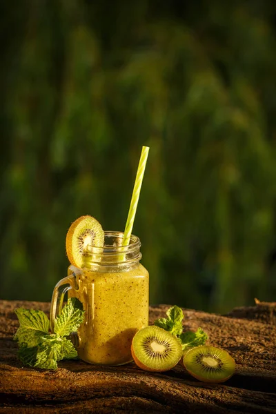 Healthy fresh kiwi smoothie — Stock Photo, Image