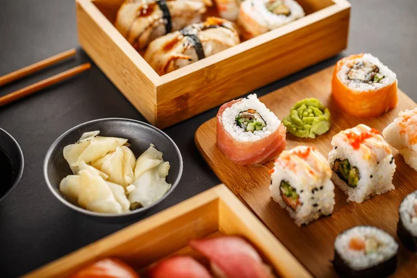 Sushi tál tálalva ginger — Stock Fotó