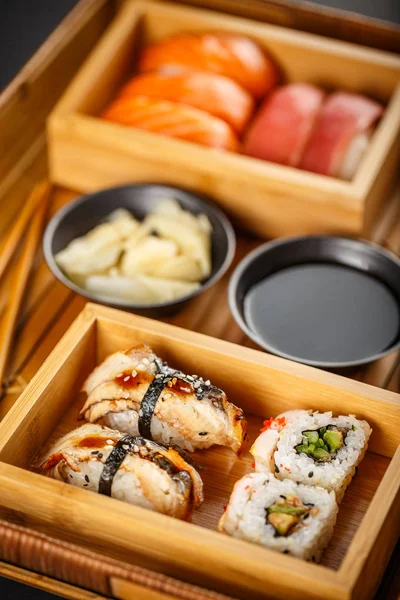 Sushi Set sushi a sashimi rolky — Stock fotografie