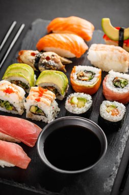 Taze yapılmış sushi seti