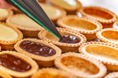 Her tart kabuk doldurun