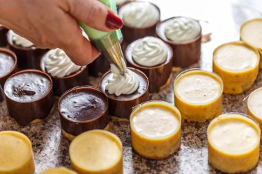 Mini kek krem şanti ile