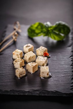 Marine edilmiş keçi peyniri