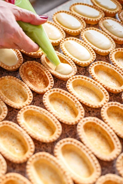 Preparação de pequenas tartes de pastelaria — Fotografia de Stock