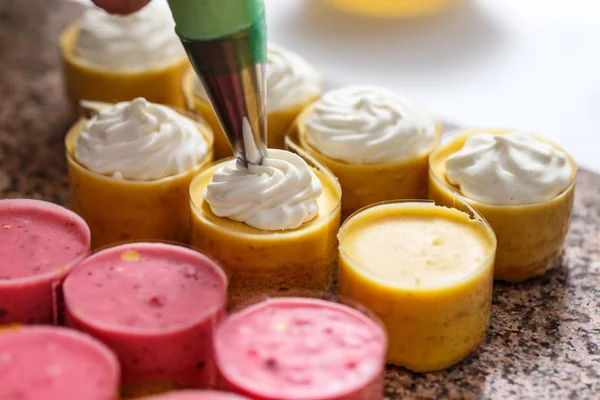 Chef is decorating a mini cake — Stock Photo, Image