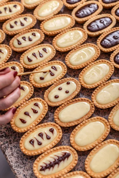 Mulher mão decoração mini tortas Imagens De Bancos De Imagens Sem Royalties