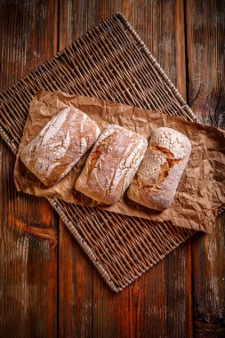 Taze pişmiş ekmek.