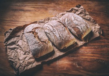 Fırından yeni çıkmış geleneksel ekmek ruloları