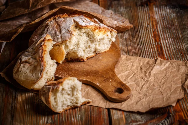 Rolo de pão partido — Fotografia de Stock