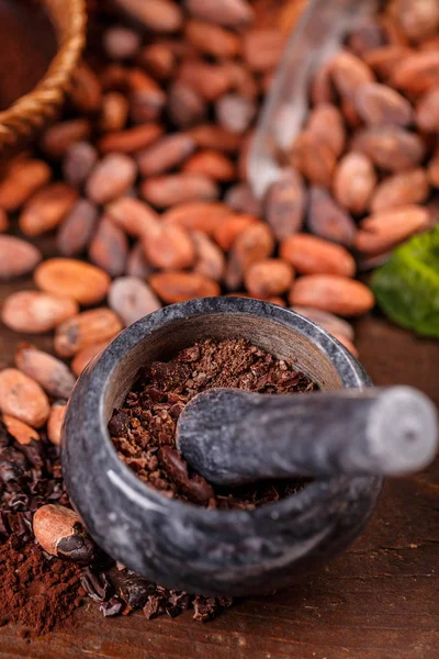 Cacaobonen in stenen Mortier — Stockfoto