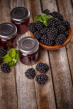 ev yapımı böğürtlen reçeli