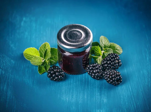 Burk med blackberry jam — Stockfoto