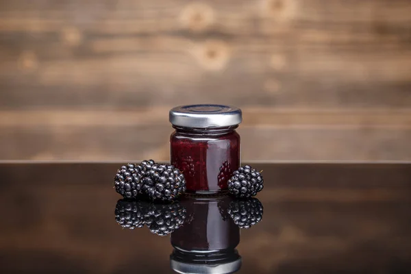 Zelfgemaakte blackberry jam — Stockfoto