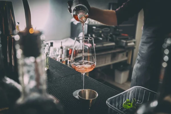 Barman derramando vinho — Fotografia de Stock