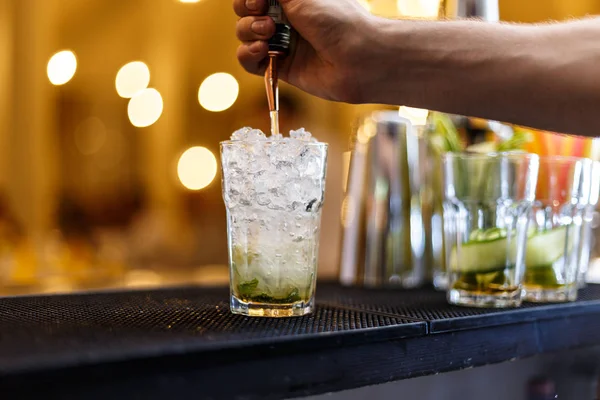 Barmen Mojito yapmak — Stok fotoğraf