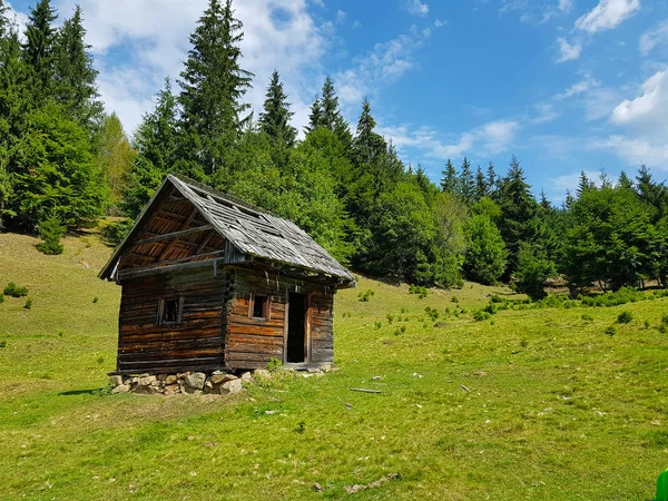 Samotny dom drewniany — Zdjęcie stockowe