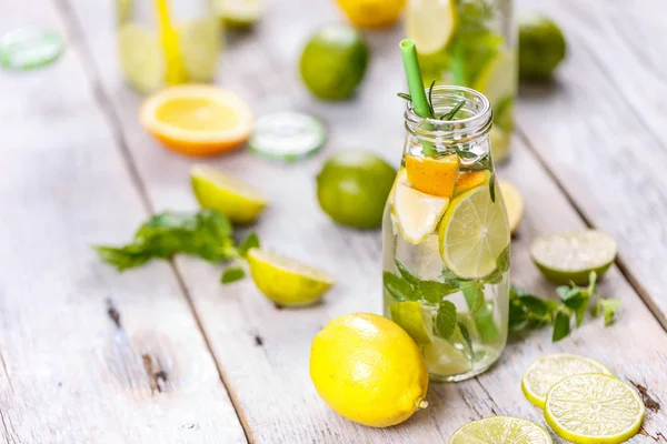 Agua saludable fortificada con vitaminas —  Fotos de Stock