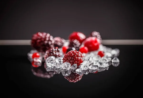 Bevroren gemengde rode bessen vruchten Stockafbeelding
