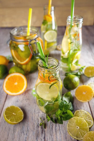 Kall citronvatten — Stockfoto