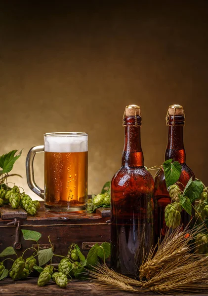 Склянка і пляшки пива — стокове фото